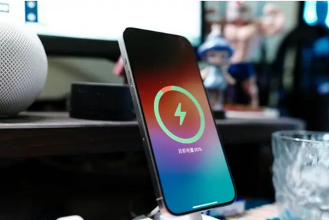 乌兰苹果15换屏服务分享用什么充电器给iPhone15充电更好 
